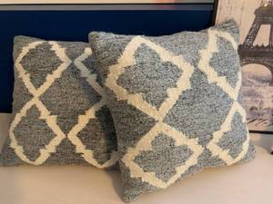 lot 74 image: Group of Gray Decor