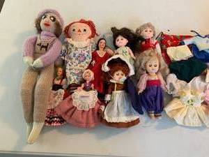 lot 75 image: Doll Collection