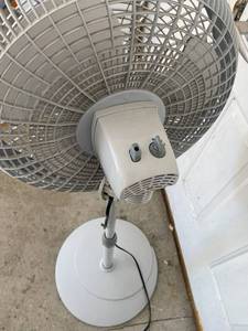 lot 91 image: Lasko 3 Speed Floor Fan