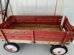 lot 102 image: Wagon and Sled - Winter Decor