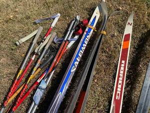 lot 105 image: Lots of Skis