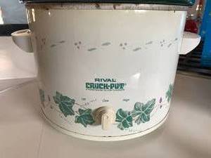 lot 107 image: Rival 8 quart Crock Pot