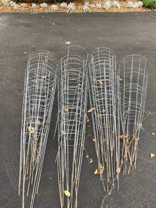 lot 112 image: Tomato Cages