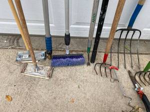lot 125 image: Garden and Yard Necessities