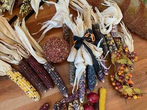 lot 208 image: Fall Decor