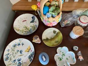lot 210 image: Glass Items