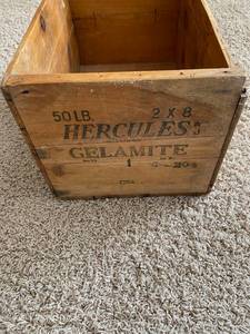 lot 218 image: Hercules Powder Box