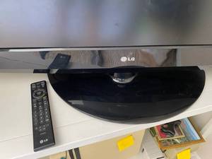 lot 219 image: 36 inch TV