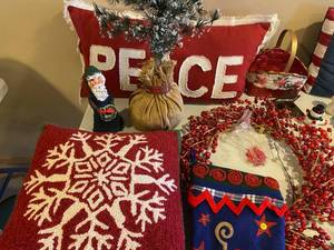 lot 152 image: Christmas Decor with Wreaths