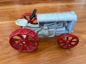 lot 209 image: Metal Ford Tractor