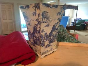 lot 261 image: Toile Patterned Waste Can with 3 Tablecloths
