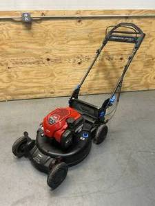 lot 1 image: TORO 21 (53 cm) Personal Pace SMARTSTOW Super Recycler Mower