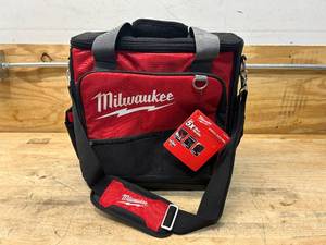 lot 10 image: MILWAUKEE 17 in. Jobsite Tech Tool Bag