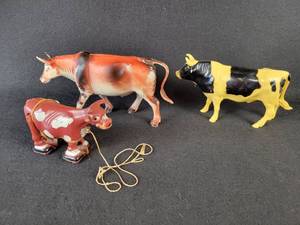 lot 81 image: Vintage Cow toy Collection - MARX, Ny-Lint and Imperial