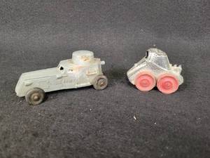 lot 90 image: Vintage MANOIL Tank and Tootsie Toy US ARMY Tank