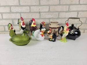 lot 132 image: Vintage Chicken Dcor - Green Nesting Chicken, Redware and More
