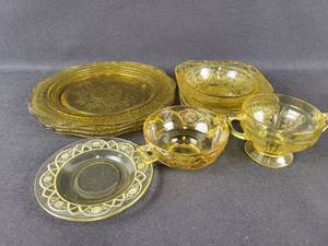 lot 140 image: Vintage Federal Depression Glass Cabbage Rose Amber
