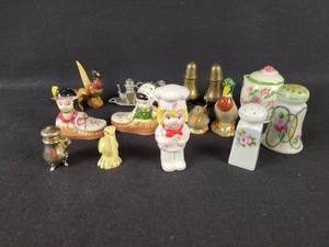lot 142 image: Assorted Vintage Sets of S&P Shakers