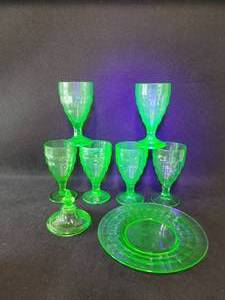 lot 149 image: (8) Pieces of Vintage Uranium Glass