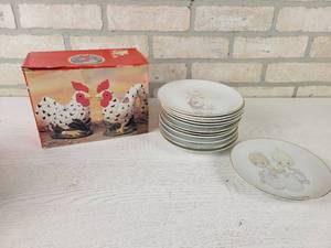 lot 158 image: Complete 1983 Precious Moments Monthly Plates and Rooster Sugar & Creamer Set