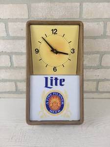 lot 204 image: Vintage Lite Beer Wall Clock and Light - Works