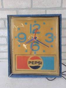 lot 205 image: Vintage Pepsi Wall Clock - Tested and Works