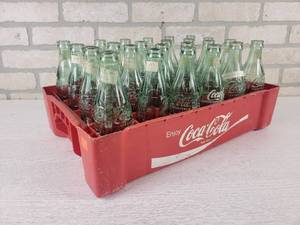 lot 57 image: Vintage Coca-Cola Crate with (24) 6 oz Vintage Bottles - NO SHIPPING