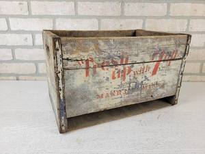 lot 56 image: Vintage Wood Fresh up with 7up Crate - Mankato, MN
