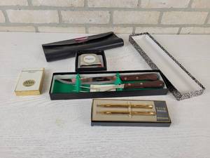lot 247 image: Vintage Honeymead of Mankato, MN Advertising Products - Lufkin Tape Measure, Barlow Carving Set, Playing Cards, Parker Insignia Pen & Pencil Set and US Map