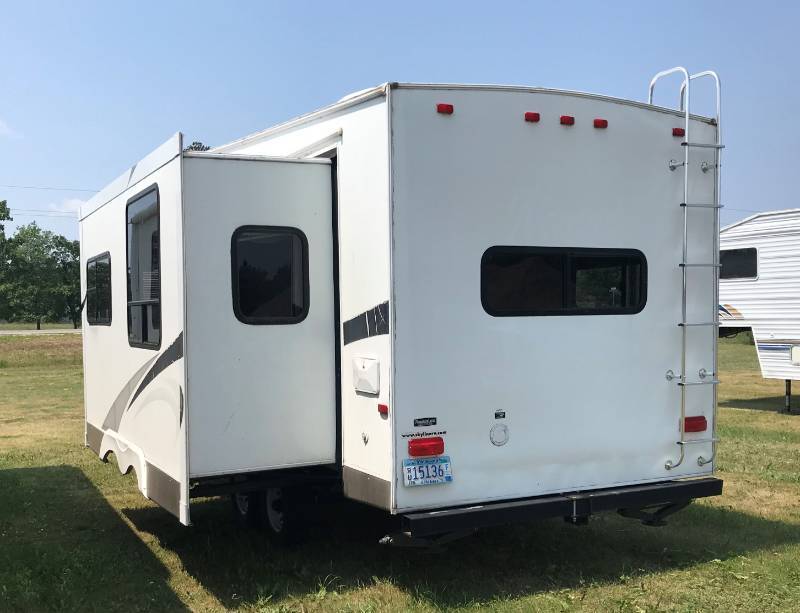 lot 3 image: 2009 Skyline Nomad 28 Travel Trailer