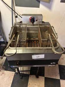 lot 22 image: Star 220V Electric Deep Fryer - 18W x 21D x 19H - Working Condition