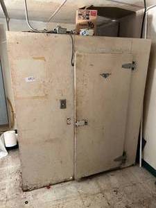 lot 68 image: Walk in Cooler - 71W x 71D x 74H - Compressor Not Working - For Parts or Repair