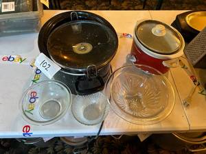 lot 102 image: Lot of Two Crockpots and Bowls - Working Condition