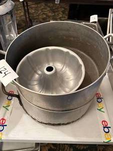 lot 124 image: Deep Dish Baking Pans