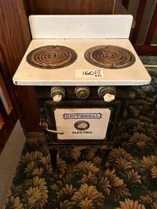 lot 160 image: Antique Universal Electric Stove & Oven -Working Condition - 19W x 42D x 35H