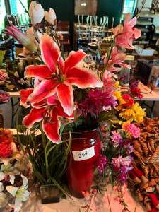 lot 254 image: Big Decorative Flower lot