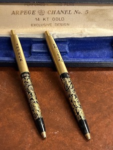 Arpege Chanel No.5 Scent-Infused 14ft Gold Writing Pens With Display Case