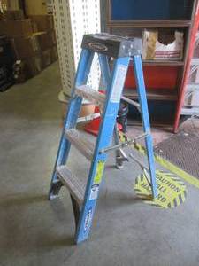 lot 2 image: (FD) Werner 4 Foot Fiberglass Ladde...