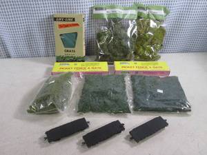 lot 30 image: (CS) 3 Scale Flat Bed Train Cars an...
