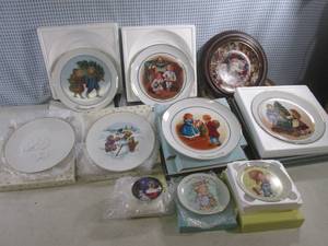 lot 81 image: (F-2) Assorted Vintage Avon Collect...