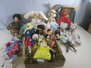 lot 82 image: (EW2) Assorted Dolls Clowns Plush ...