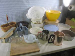lot 108 image: (CS) Assorted Kitchen - Electric Kn...