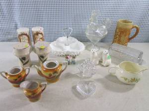 lot 160 image: (CSB) Vintage Salt and Pepper Shake...