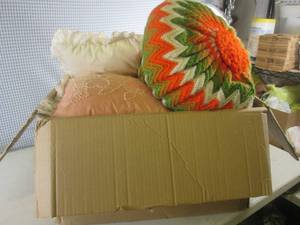lot 172 image: (G-1) Box Full of Assorted Womens ...