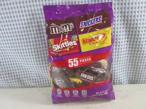 lot 214 image: (B-2) 55pc Bag of Assorted Candy Pa...