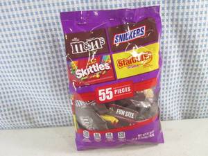 lot 215 image: (B-2) 55pc Bag of Assorted Candy Pa...