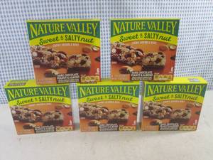 lot 253 image: (B-2) 5 Boxes Nature Valley Dark Ch...