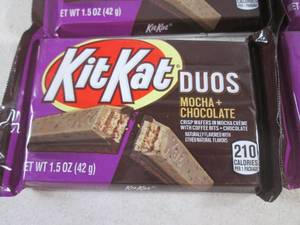 lot 255 image: (B-1) 12 Kit Kat Duos Mocha & Choco...