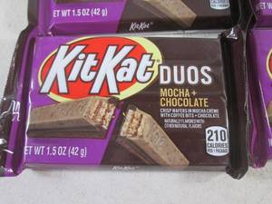 lot 256 image: (B-1) 12 Kit Kat Duos Mocha & Choco...