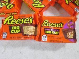 lot 286 image: (B-4) 36 Assorted Reeses Big Cups P...
